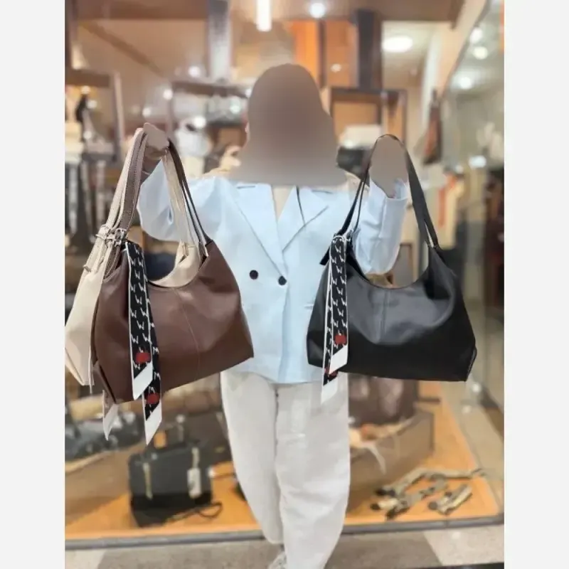 کیف زنانه ونوس جنس وارداتی رنگ شکلاتی مشکی موکاموس سایز 33-22